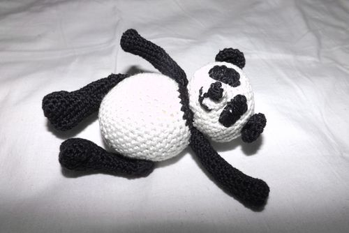 Giocattolo di panda lavorato a maglia con le tue mani