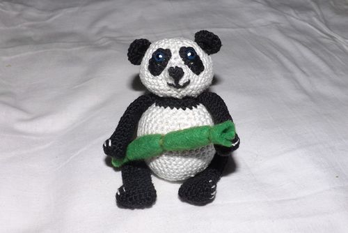 Giocattolo di panda lavorato a maglia con le tue mani