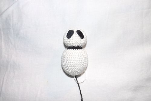Giocattolo di panda lavorato a maglia con le tue mani