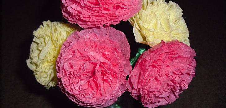 Garofani di carta colorata con le proprie mani il 9 maggio