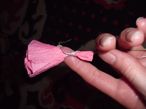 Garofani di carta colorata con le proprie mani il 9 maggio