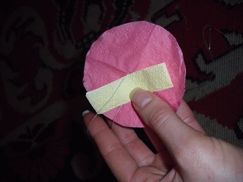 Garofani di carta colorata con le proprie mani il 9 maggio