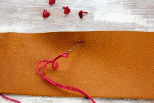 Come creare un braccialetto di cuoio con le tue mani