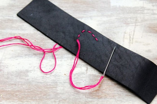 Come creare un braccialetto di cuoio con le tue mani