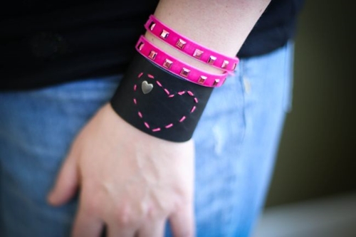 Come creare un braccialetto di cuoio con le tue mani
