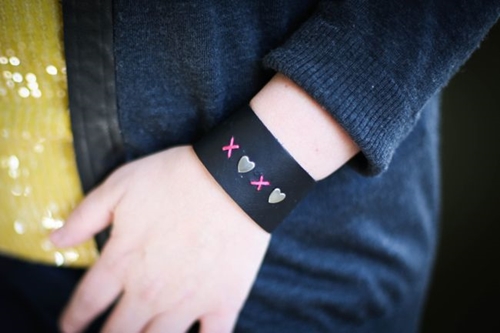 Come creare un braccialetto di cuoio con le tue mani