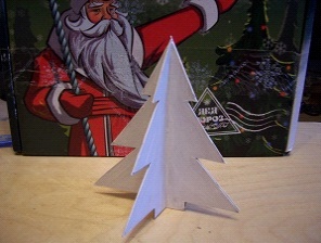 albero di Natale fatto ma non colorato di cartone albero di Natale raccolto