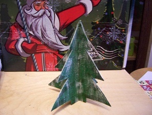 Albero di Natale fatto di cartone dipinto nella neve albero sotto la neve