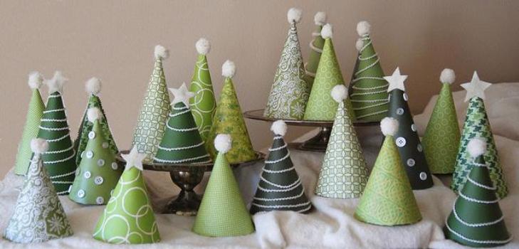 Alberi di Natale fatti di cartone