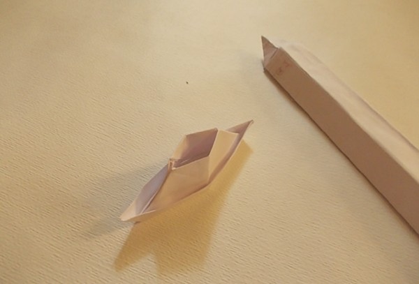 Come fare una spada dalla carta con le tue mani
