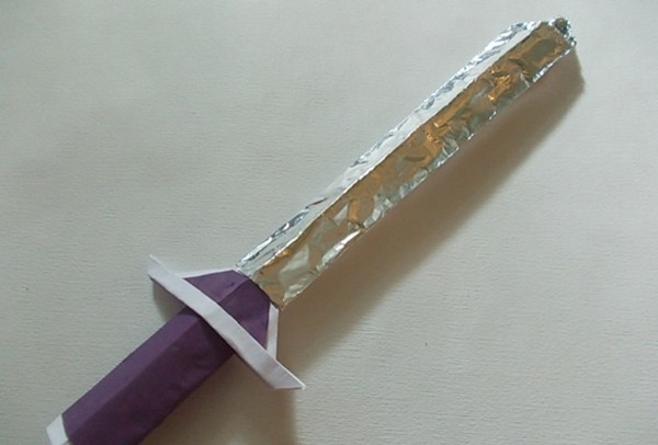 Come fare una spada dalla carta con le tue mani