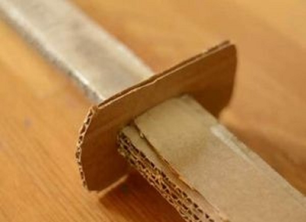 Come fare una spada dalla carta con le tue mani