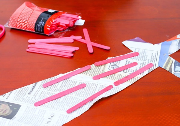 Come fare una spada dalla carta con le tue mani