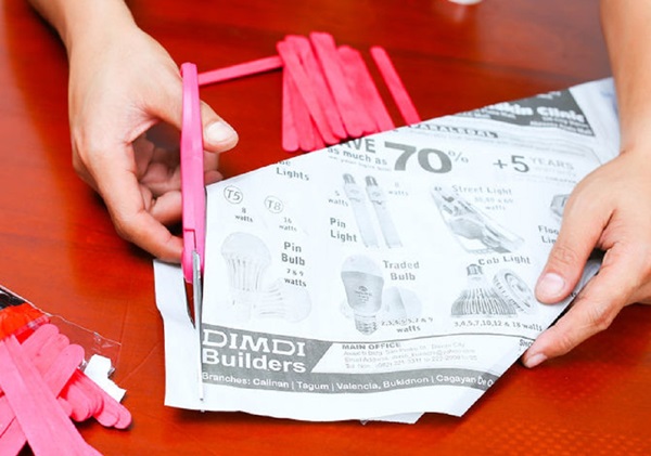 Come fare una spada dalla carta con le tue mani
