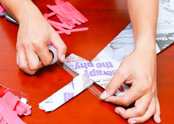 Come fare una spada dalla carta con le tue mani