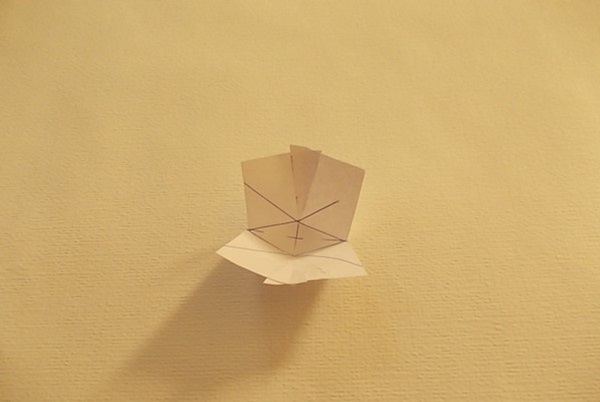 Come fare una spada dalla carta con le tue mani