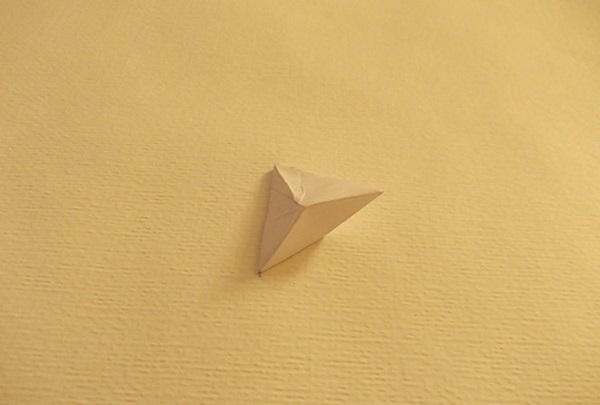 Come fare una spada dalla carta con le tue mani