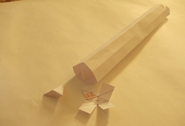 Come fare una spada dalla carta con le tue mani