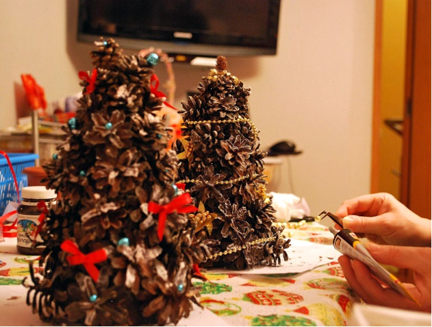 decorare l'albero di Natale