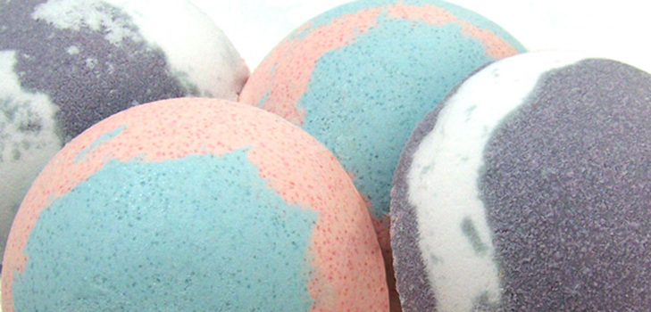 come creare bombe multicolori per un bagno