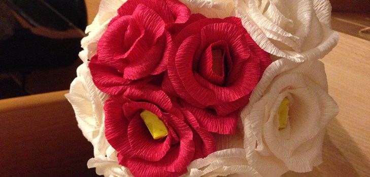 Come fare una rosa da carta ondulata: una classe master Come fare una rosa da carta ondulata: una classe master