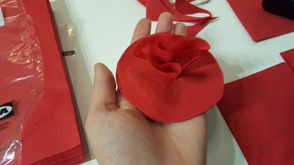 Rose da un tovagliolo con le tue mani
