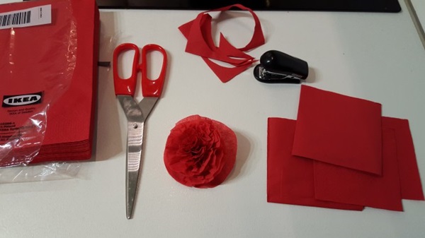 Rose da un tovagliolo con le tue mani