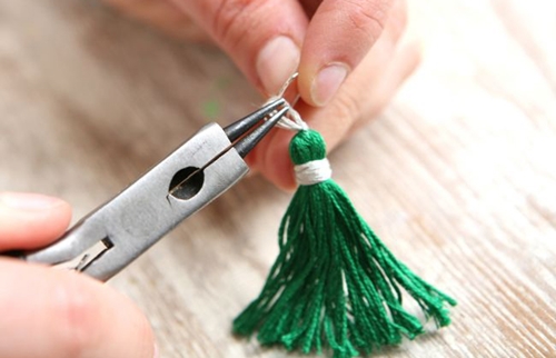 Come fare gli orecchini dai fili con le proprie mani