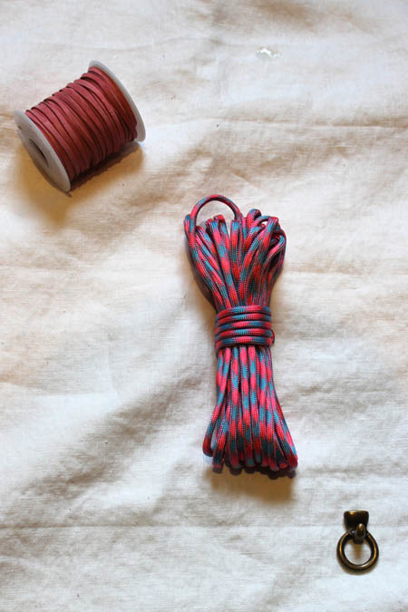 Bracciale con una larga corda e strisce di pelle
