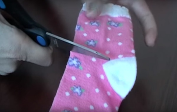 Come cucire vestiti per le bambole con le tue mani