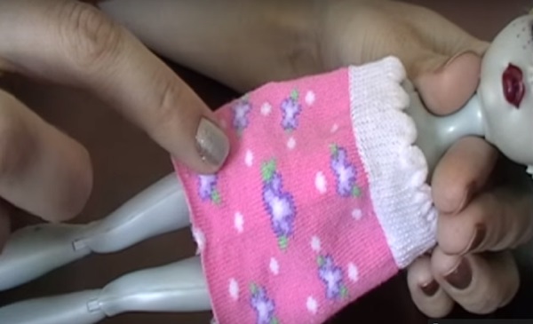 Come cucire vestiti per le bambole con le tue mani