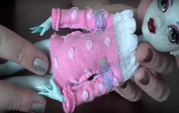 Come cucire vestiti per le bambole con le tue mani
