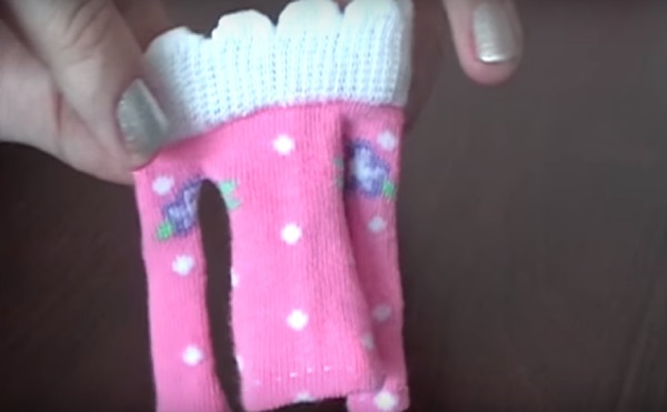 Come cucire vestiti per le bambole con le tue mani