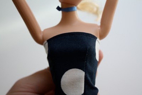 Come cucire vestiti per le bambole con le tue mani