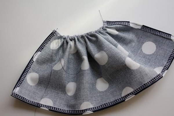 Come cucire vestiti per le bambole con le tue mani