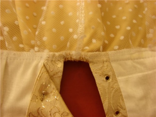 Come cucire un vestito per una ragazza per una performance del mattino