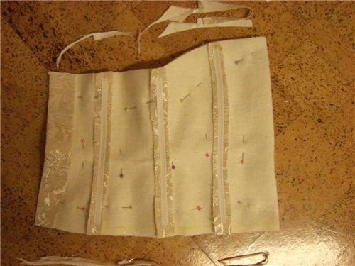 Come cucire un vestito per una ragazza per una performance del mattino