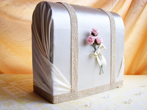 Una confezione regalo per soldi per un matrimonio con le tue mani