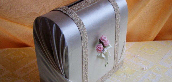 Una confezione regalo per soldi per un matrimonio con le tue mani