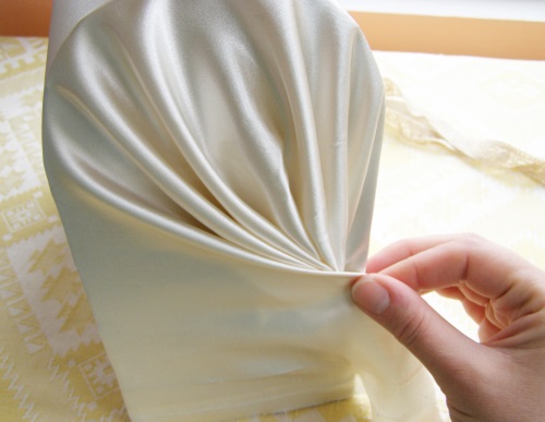 Una confezione regalo per soldi per un matrimonio con le tue mani