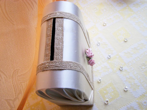 Una confezione regalo per soldi per un matrimonio con le tue mani