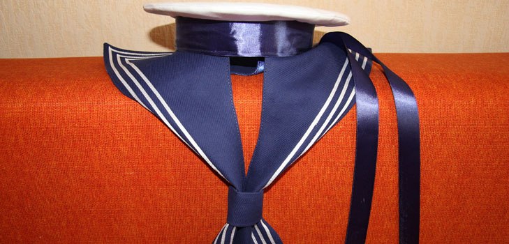 Il vestito del marinaio con le proprie mani per il figlio o la figlia