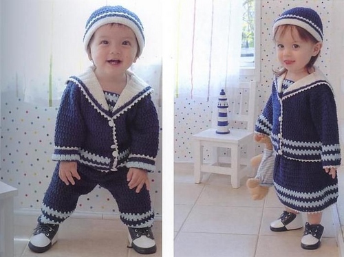 Il vestito del marinaio con le proprie mani per il figlio o la figlia