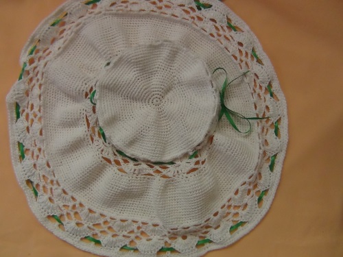Crochet femminile del cappello di estate