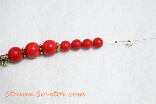 Master Class: Un set di braccialetti e orecchini di perle di corallo