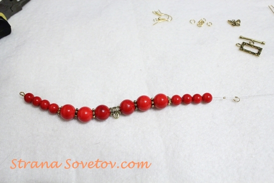 Master Class: Un set di braccialetti e orecchini di perle di corallo