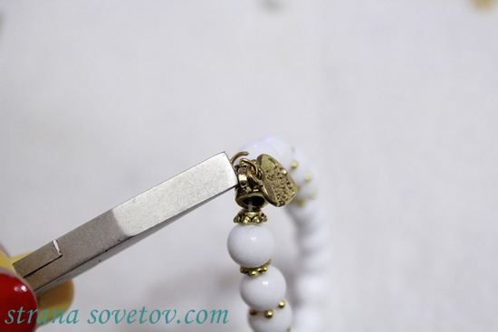 Un insieme di bracciali da perline su elastico: agata e lava