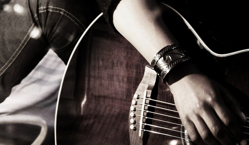 Come imparare a suonare canzoni con la chitarra?