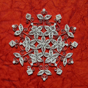Artigianato di Capodanno realizzato in carta. quilling