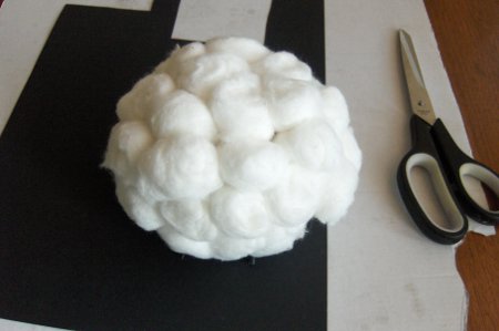 Agnello bello dalle palle di cotone per il nuovo anno